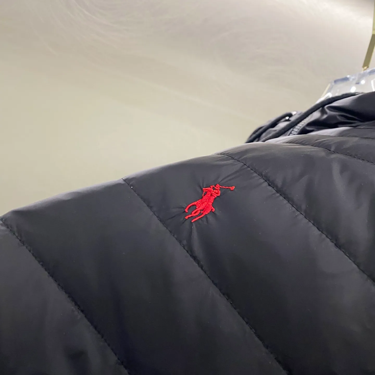 P640 Ralph Lauren/Ralph Lauren 24aw new winter product, Gorham series down jacket for sale on North American official website, classic and light down hooded down jacket - 0.15 grid nylon coating on the face for light three-proof construction, built-in 360T anti-drilling velvet coated gallbladder - corn tooth high-quality resin zipper, five large and small partition zippers all over the body, separate molding - originality restoration, original molding, full set of customized accessories, 100% detail processing - RL Ralph Lauren's classic best-selling hooded down jacket with small label. Best-selling offline in North America and out of stock all year round. Black, blue and army green three colors. Simple and versatile. Very practical. Detachable hood. Velcro to tighten cuffs. Elastic cord at hem. Free elastic adjustment. 350 grams of zoned down filling. Warm and comfortable. Warm in winter. Color: black, navy blue, army green. Size: M — XXL